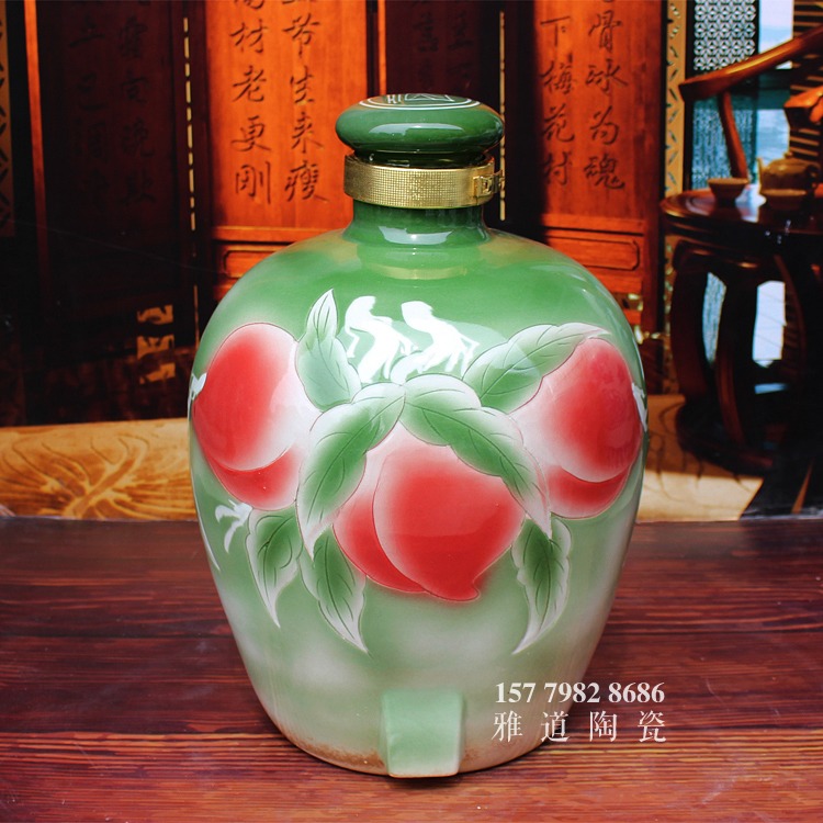 雅道青釉雕刻酒壇壽桃款